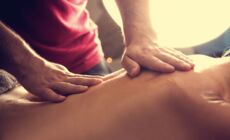 Rückenmassage einer Frau im Therapiezentrum Max 1