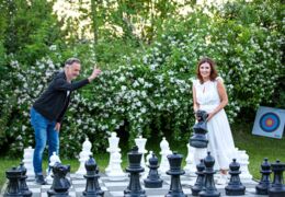 Paar spielt Schach im Garten
